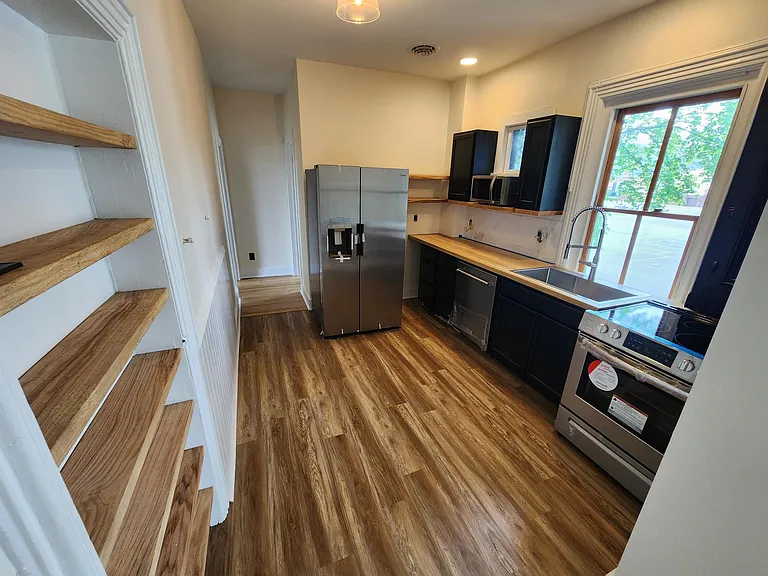 162 E 3rd St #1R — Photo 2