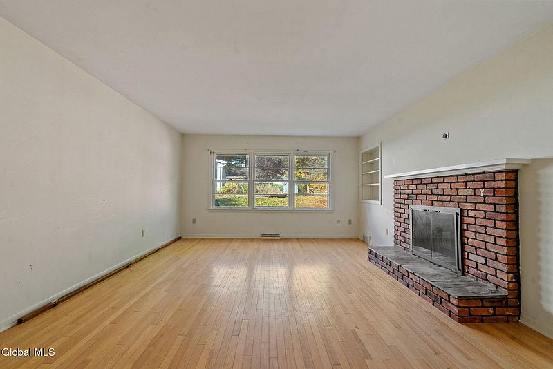 3rd image of 6 Oaktree Lane