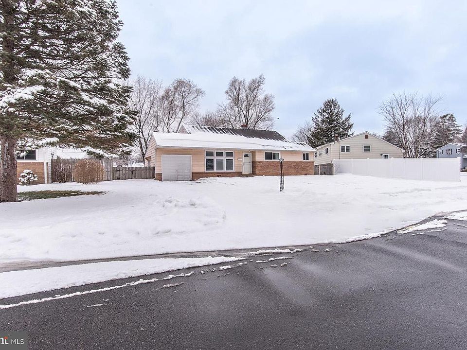 1st image of 746 Spruce Rd