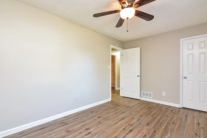 595 Lakeridge Cir SE — Photo 7