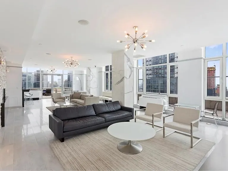 635 W 42nd St #22H — Photo 11
