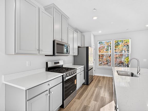 5th image of 696 Olivia St