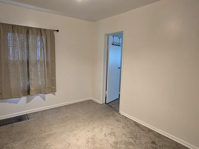 2811 NE Russell Rd — Photo 2