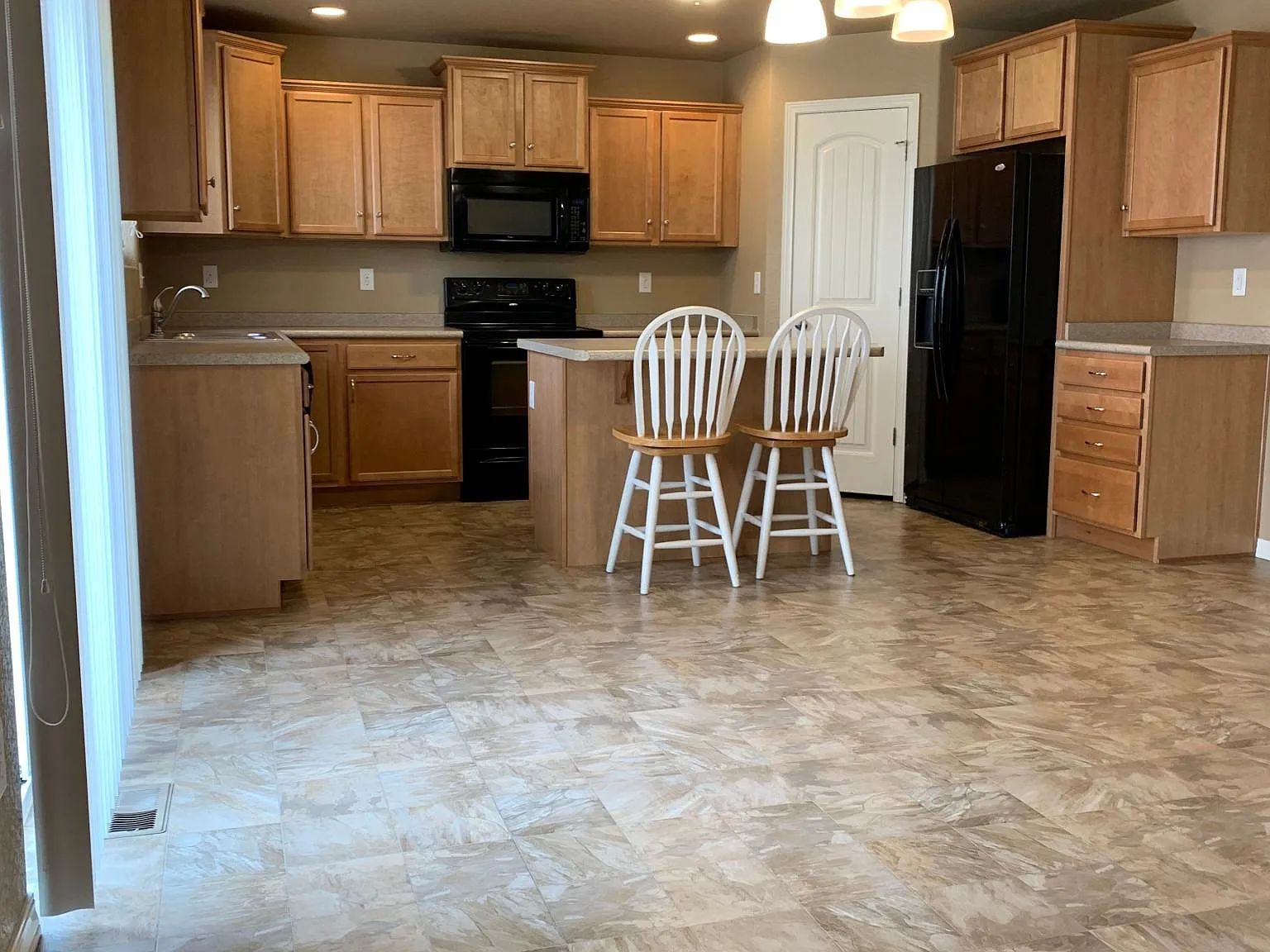 5 bed, 3193 sqft, $2,950 — Photo 2