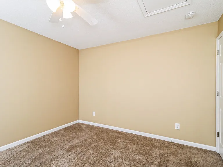 300 Creekview Dr — Photo 17