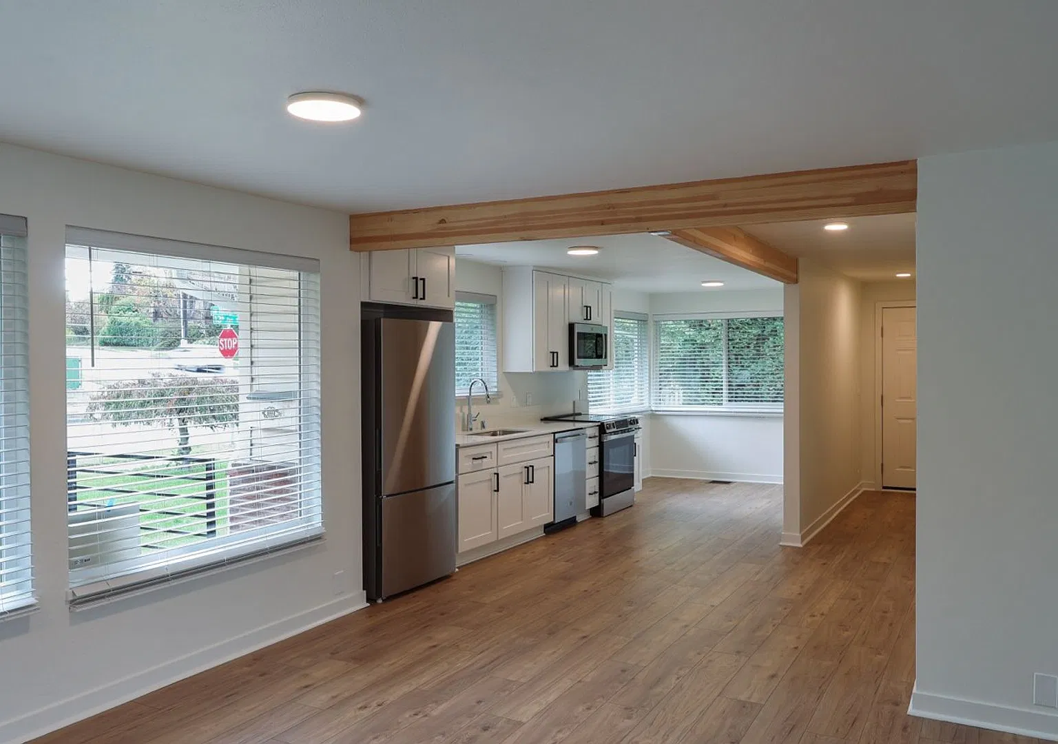 Newly Remodeled 6-Bedroom Home with Two Full Kitchens! — Photo 2