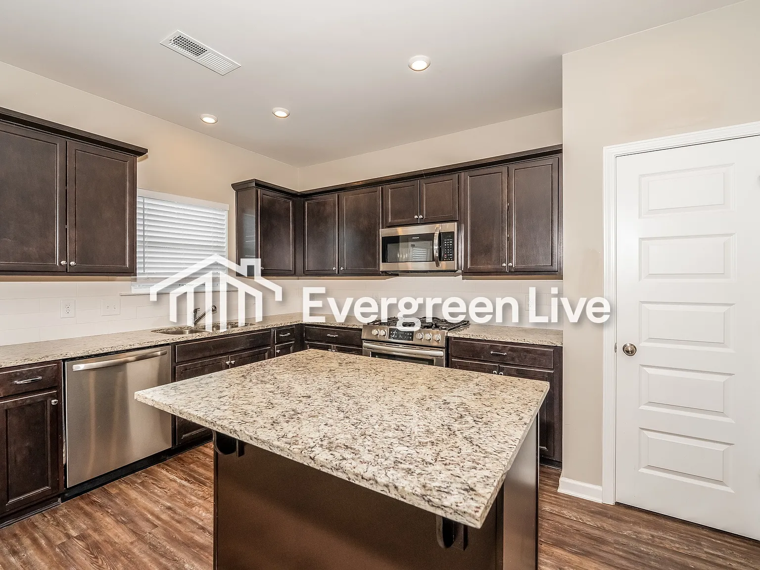 4 bed, 2.5 bath, 2053 sqft, $1,695 — Photo 4