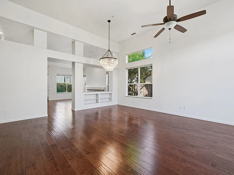 1439 Gordon Dr — Photo 4