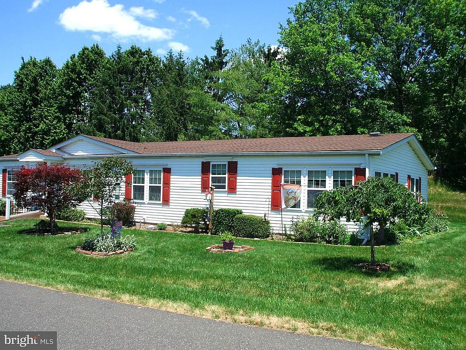 1st image of 14 Woodbine Ct W