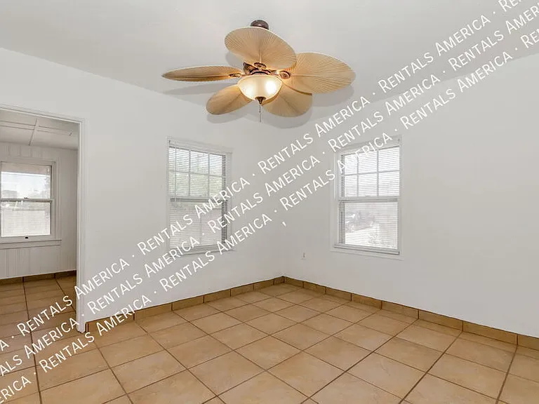 1119 E Silver St — Photo 13