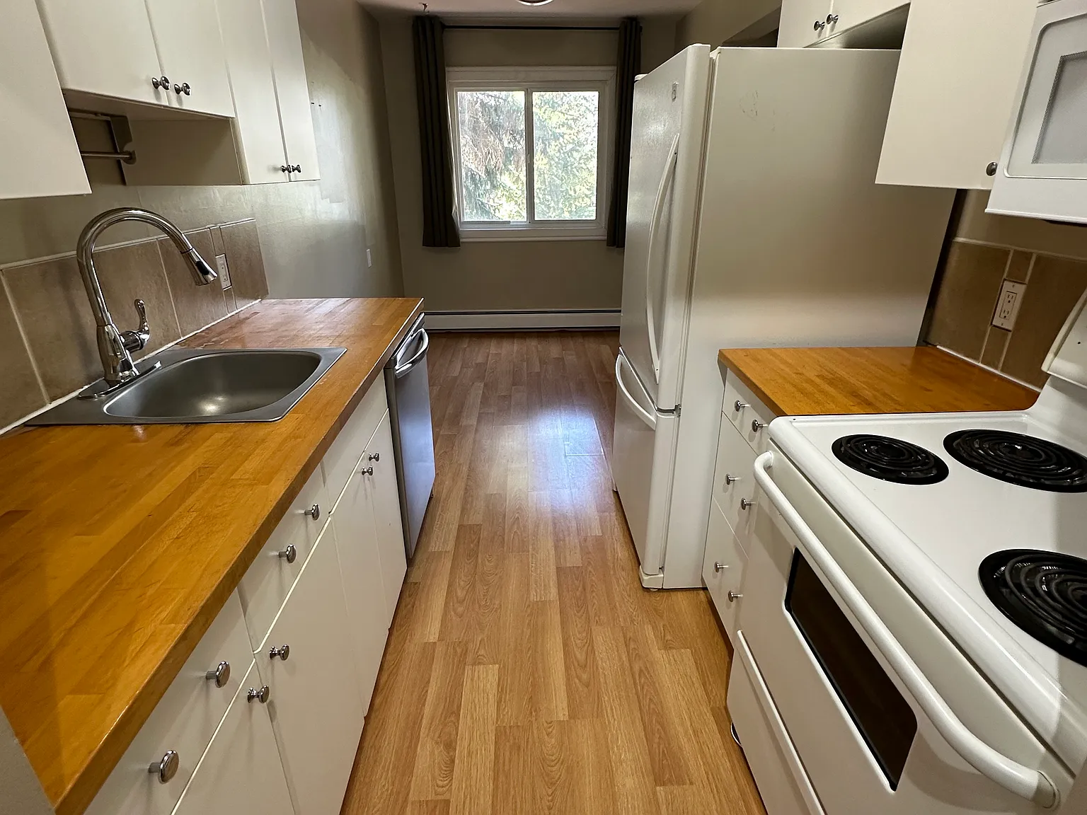 (PN 240 ) Spacious 2-Bedroom Condo with Heat & Water Included — Photo 2