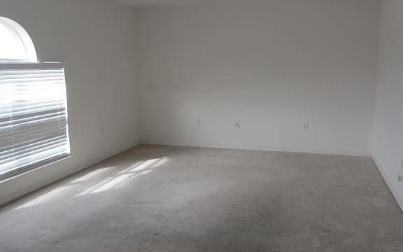 4th image of 155 Wheatfield Cir