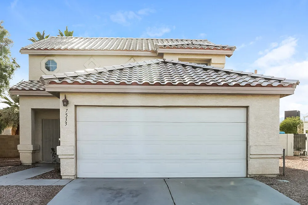 3 bed, 2.5 bath, 1570 sqft, $1,935 — Photo 1