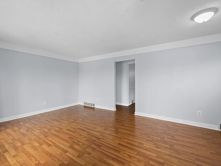 140 Hubbard St — Photo 17