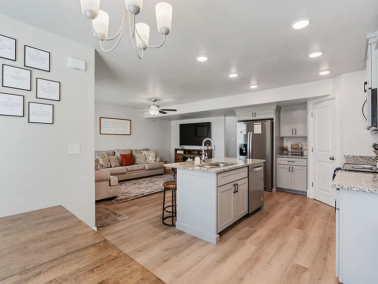 231 W Seasons Ln — Photo 9