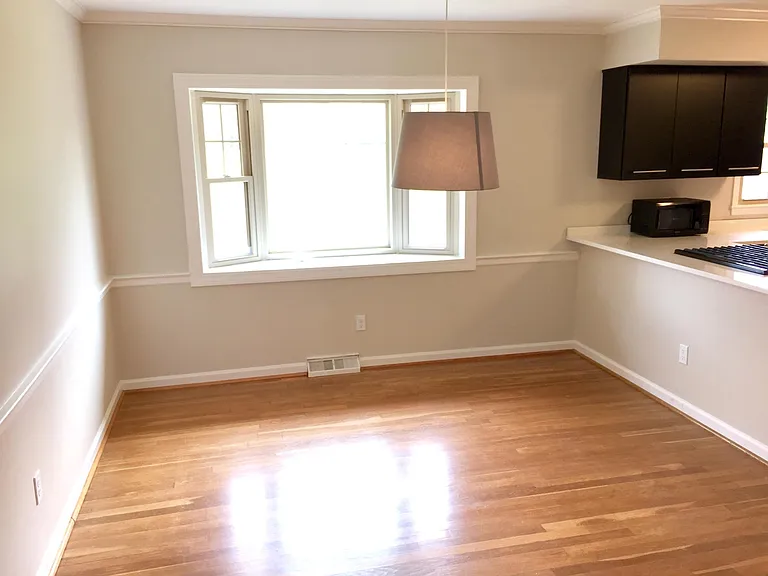 836 Surrey Ln — Photo 3