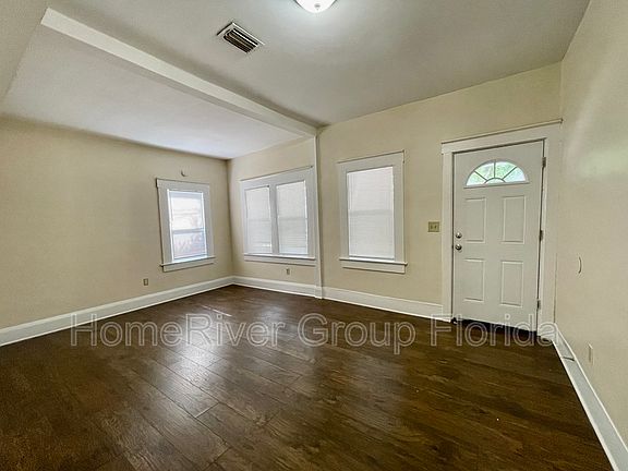 4th image of 222 W Clinton Ct