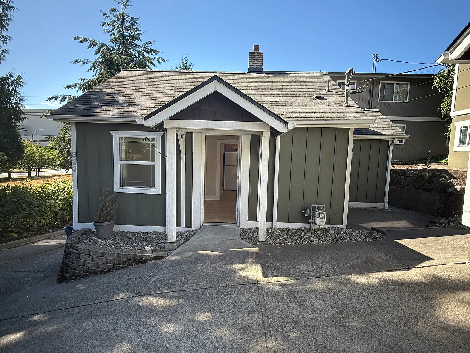 2 bed, 700 sqft, $1,825 — Photo 2