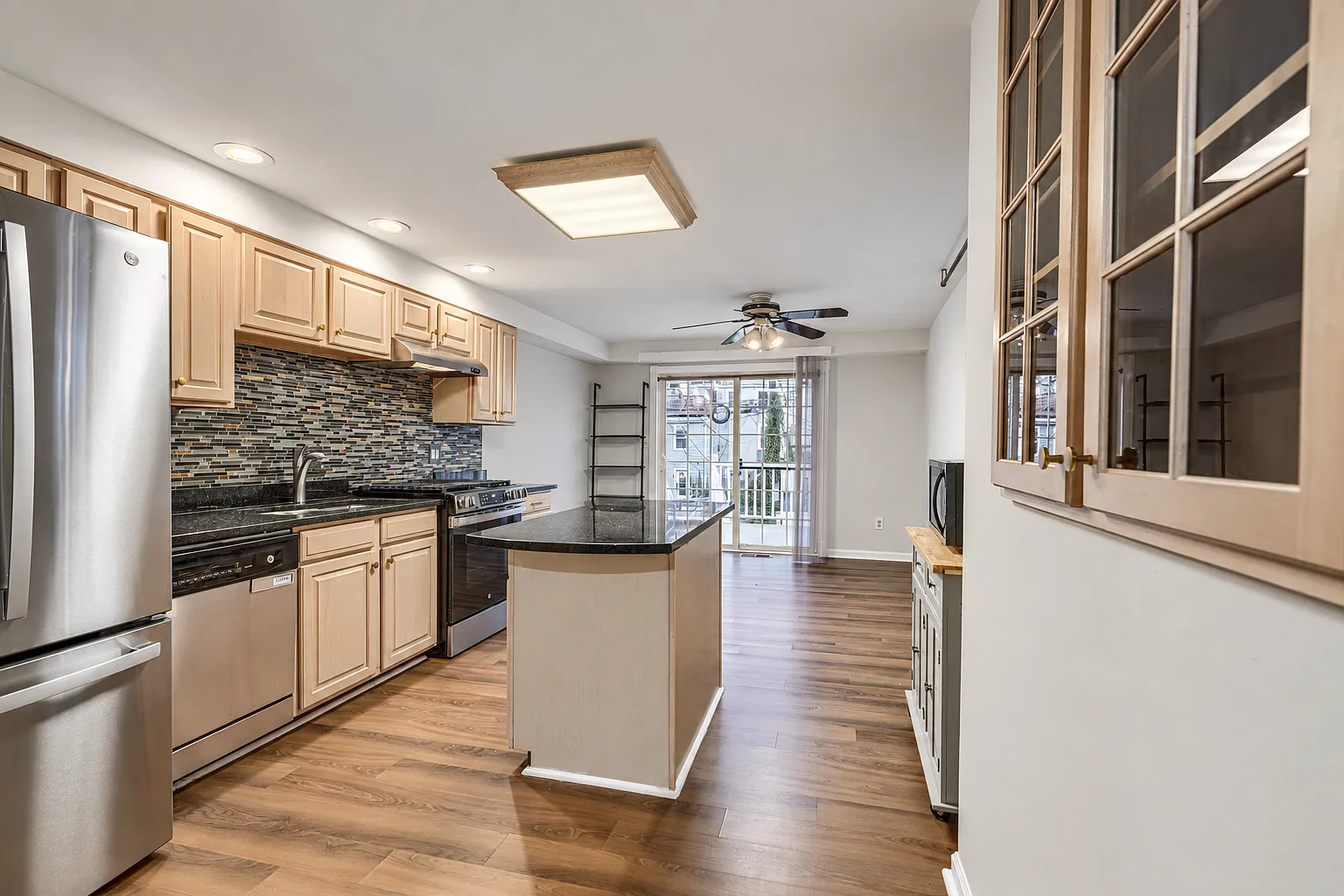 3 bed, 1900 sqft, $3,250 — Photo 1