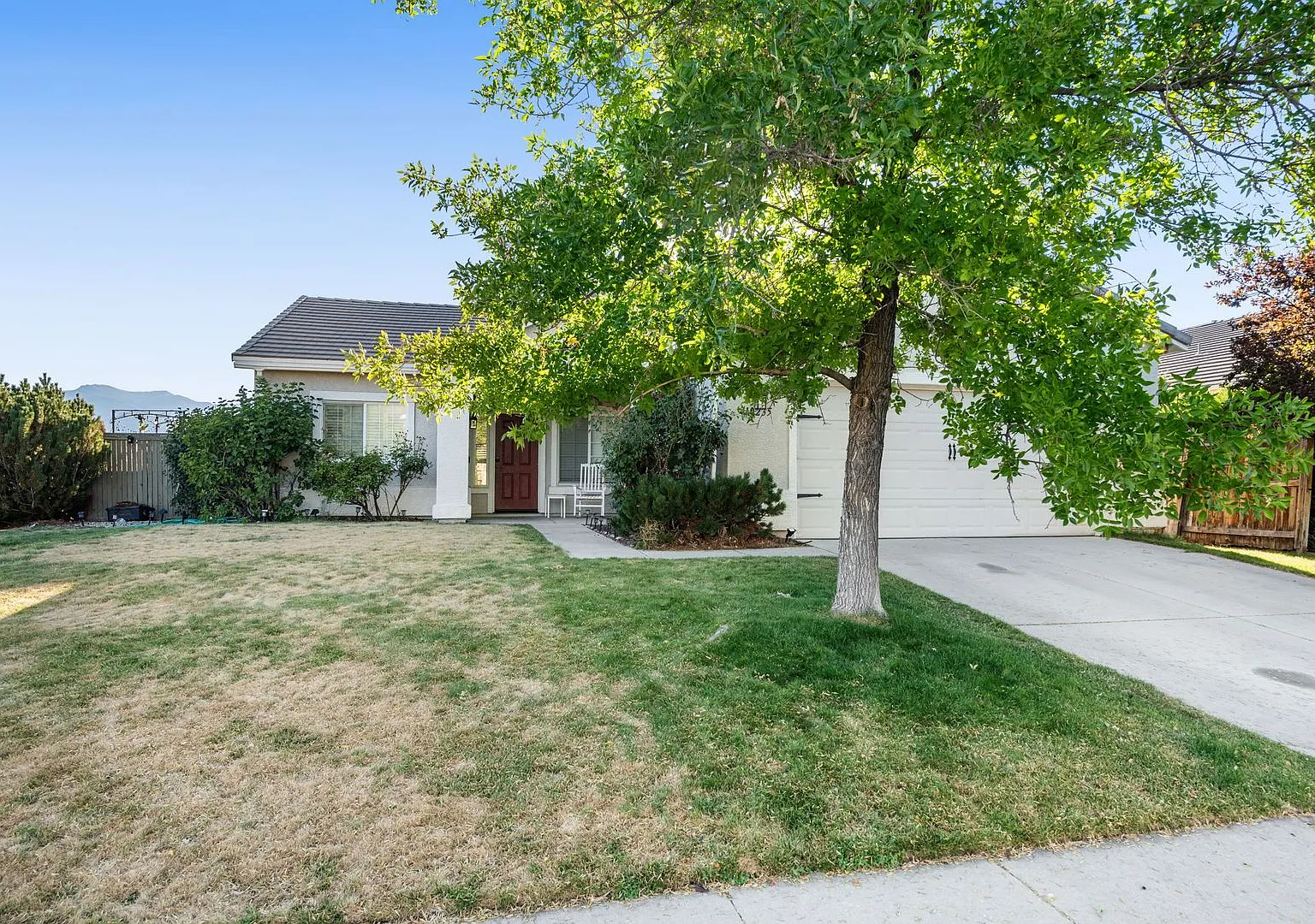 3 bd 2 bth Double Diamond Home Available Now — Photo 2