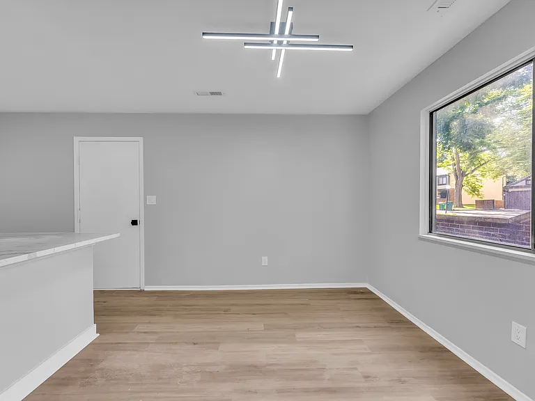 518 Turnberry Ln — Photo 8