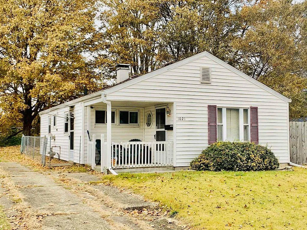 1021 Golfview Ln photo 1