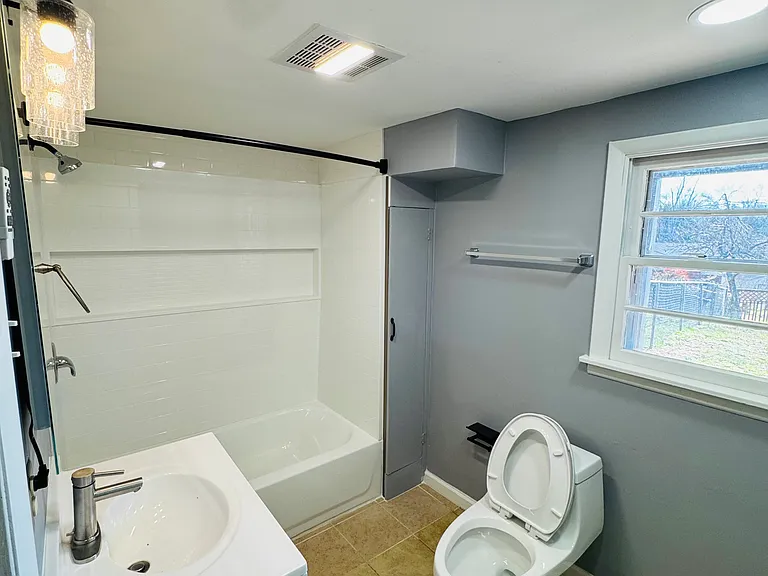 8000 Livingston Dr — Photo 12