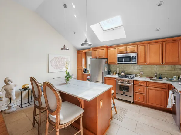 336 West 23rd Street image 4 of 25