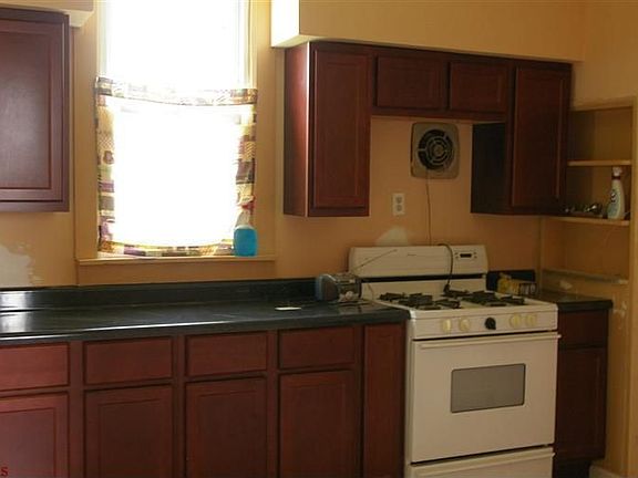 4th image of 719 Hoffmeister Ave