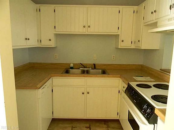 3rd image of 5 Roffman Pl