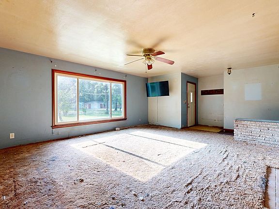 4th image of 943 N Stewart Rd