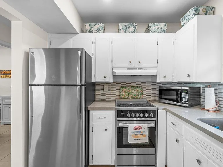 100 Venetian Dr #9 — Photo 13