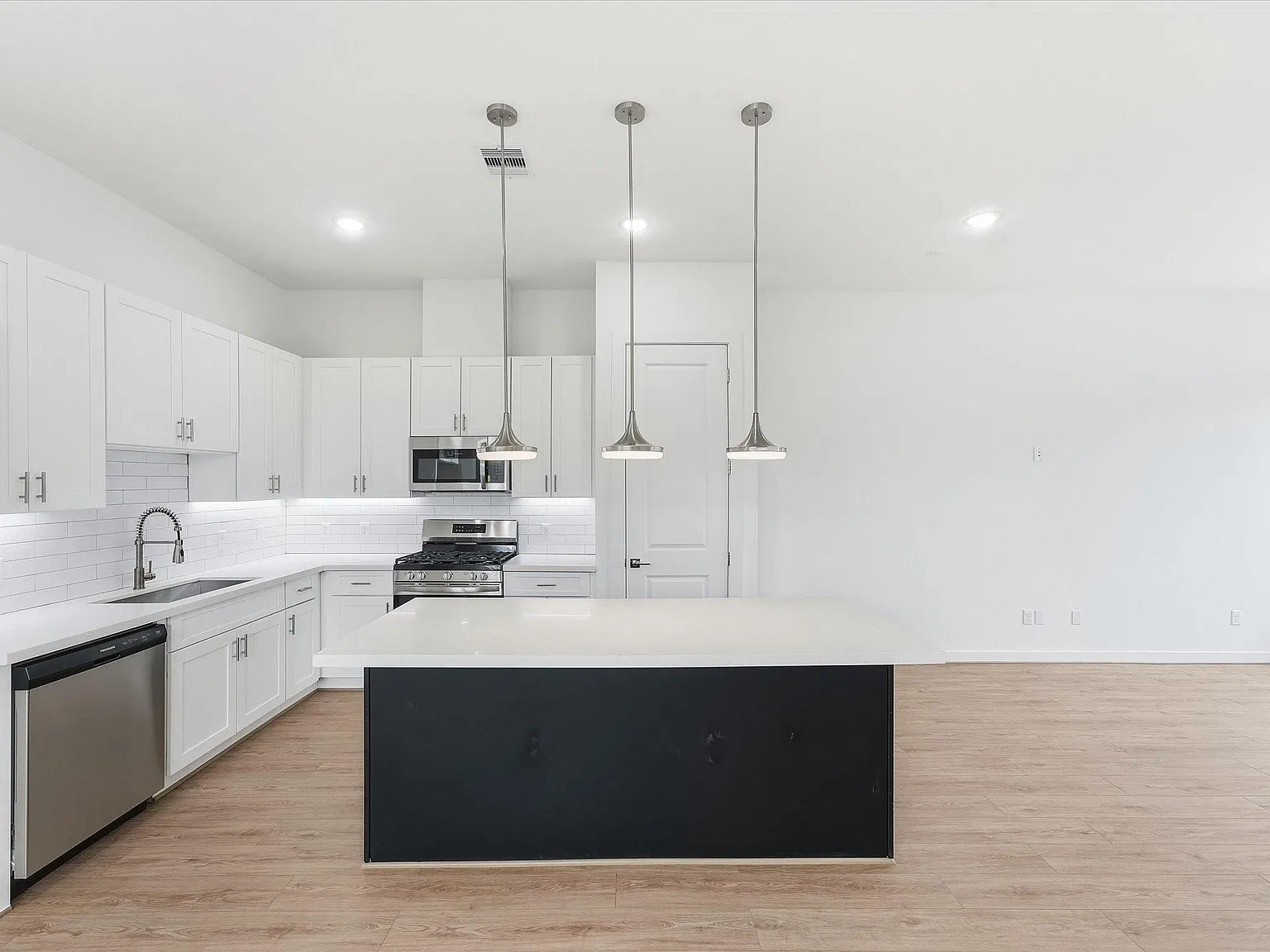 3 bed, 3.5 bath, 1809 sqft, $2,495 — Photo 3
