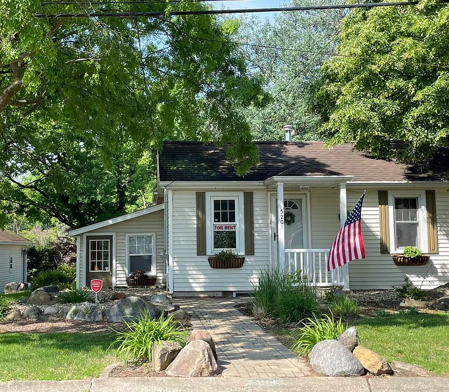3 bed, 1.0 bath, 2176 sqft, $2,300 — Photo 1