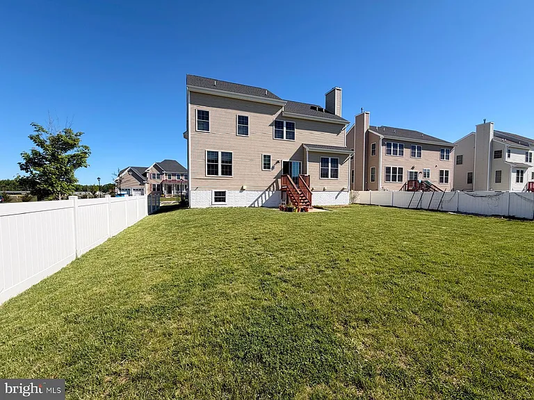 47 Thomas Dr — Photo 24