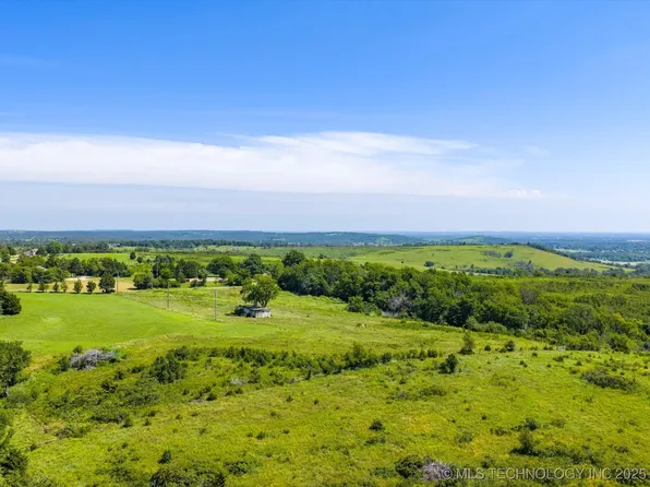 100 Red Rock Cir, Bartlesville, OK 74003