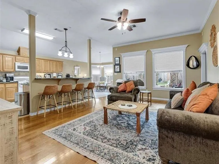 3818 Dresden Ln — Photo 2