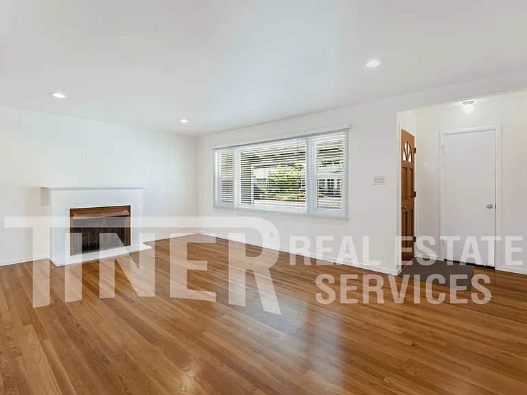541 Sandburg Dr — Photo 2