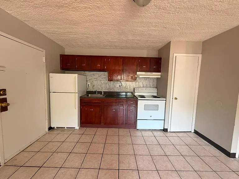 31 Austin St #O7B — Photo 1