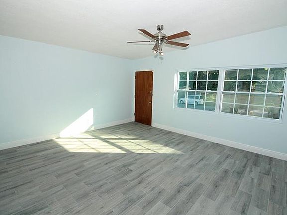 3rd image of 118 W Lauren Ct