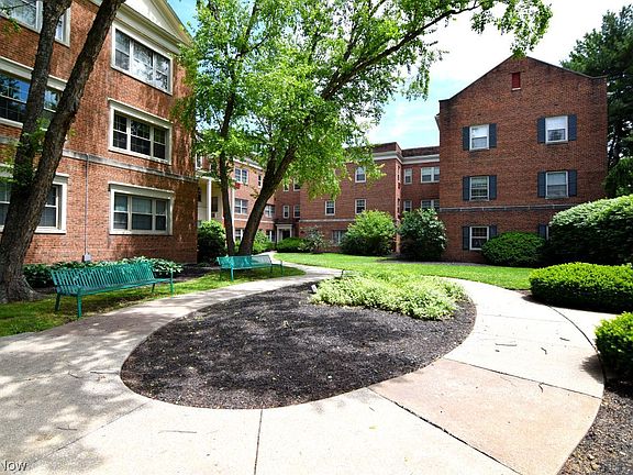 5th image of 15925 Van Aken Blvd APT 304E
