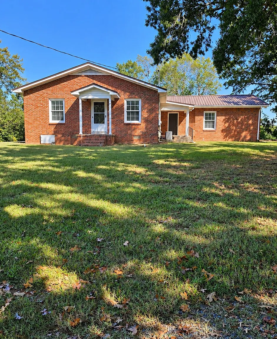 3 bed, 2564 sqft, $2,450 — Photo 2