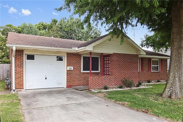 1st image of 833 Oakwood Dr