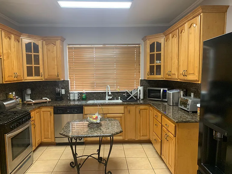 1626 N Alexandria Ave — Photo 8
