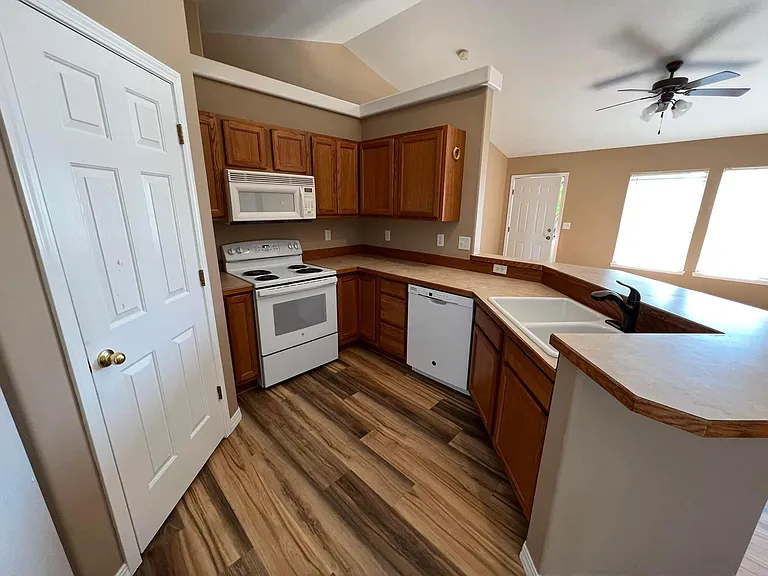 1465 Valencia St — Photo 3