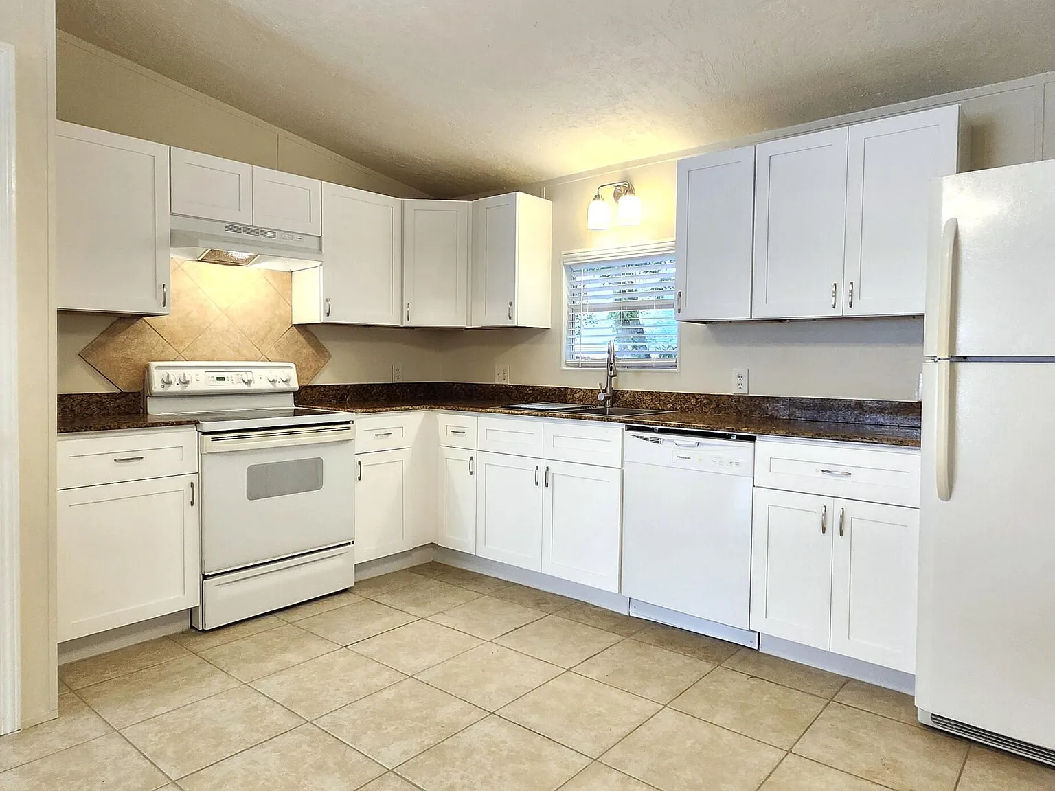 3 bed, 2.0 bath, 1054 sqft, $1,400 — Photo 4