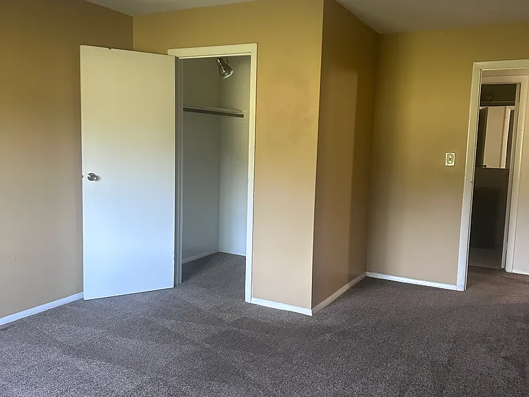 9S240 Lake Dr #17-104 — Photo 3