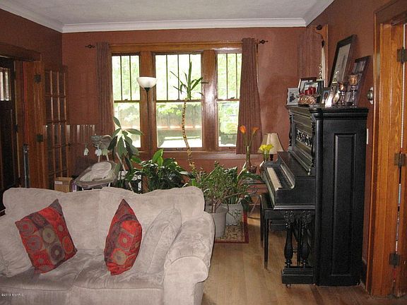 3rd image of 427 Campbell Ave