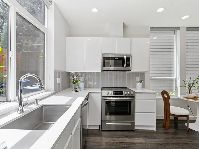 2327 E Denny Way — Photo 14