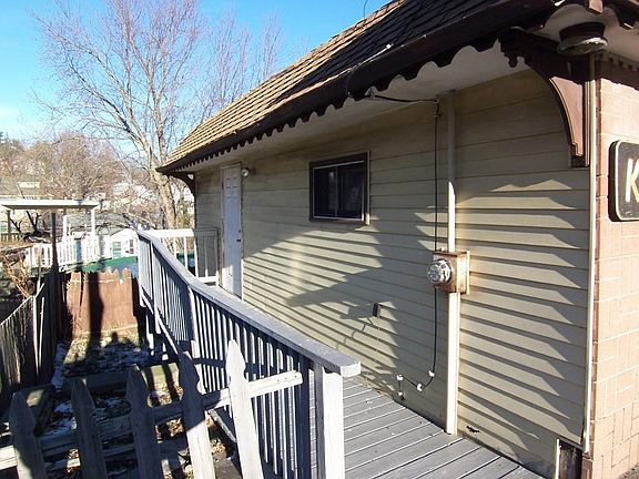 3rd image of 207 Lynnfield St